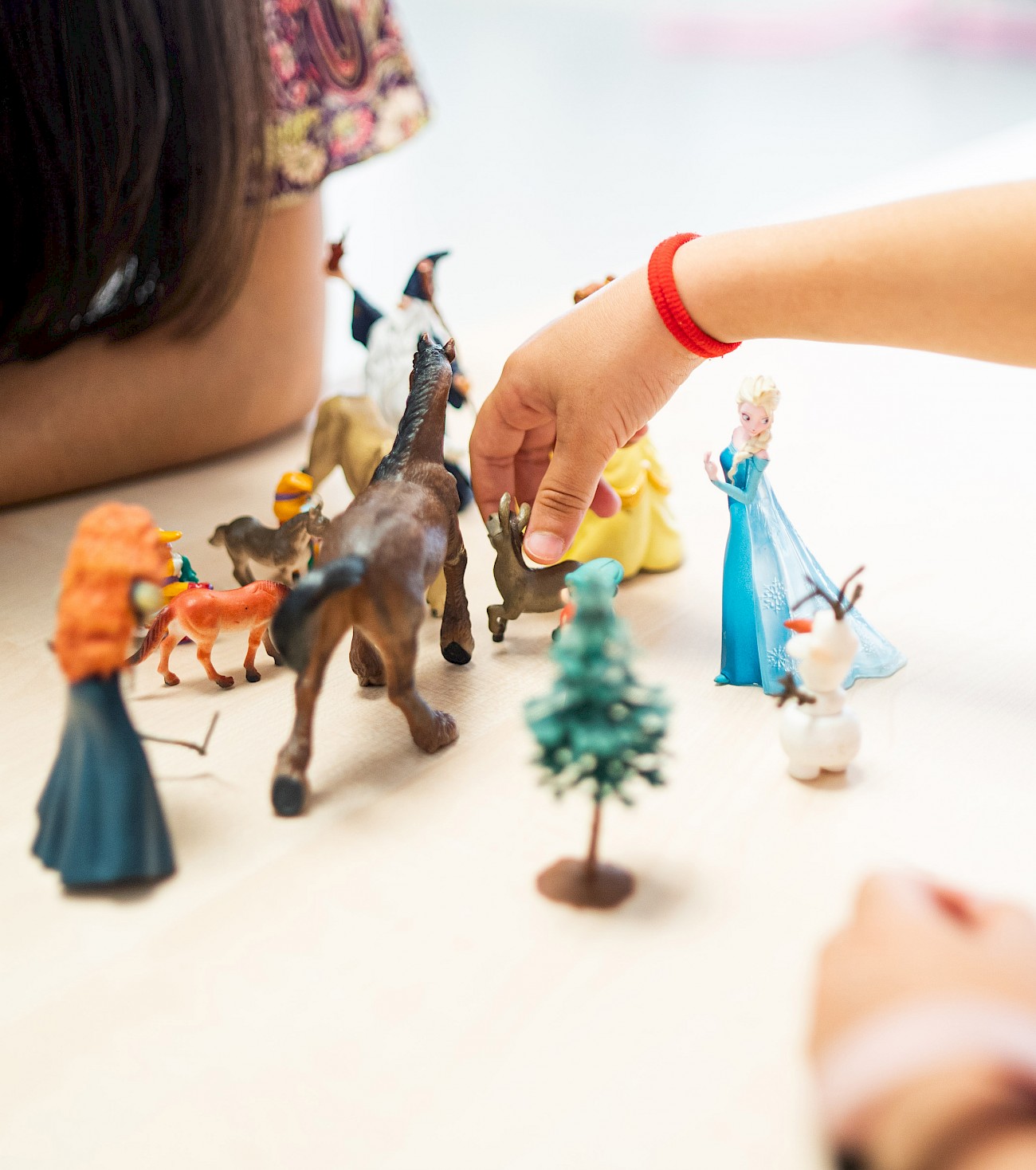 Manos jugando con figuras