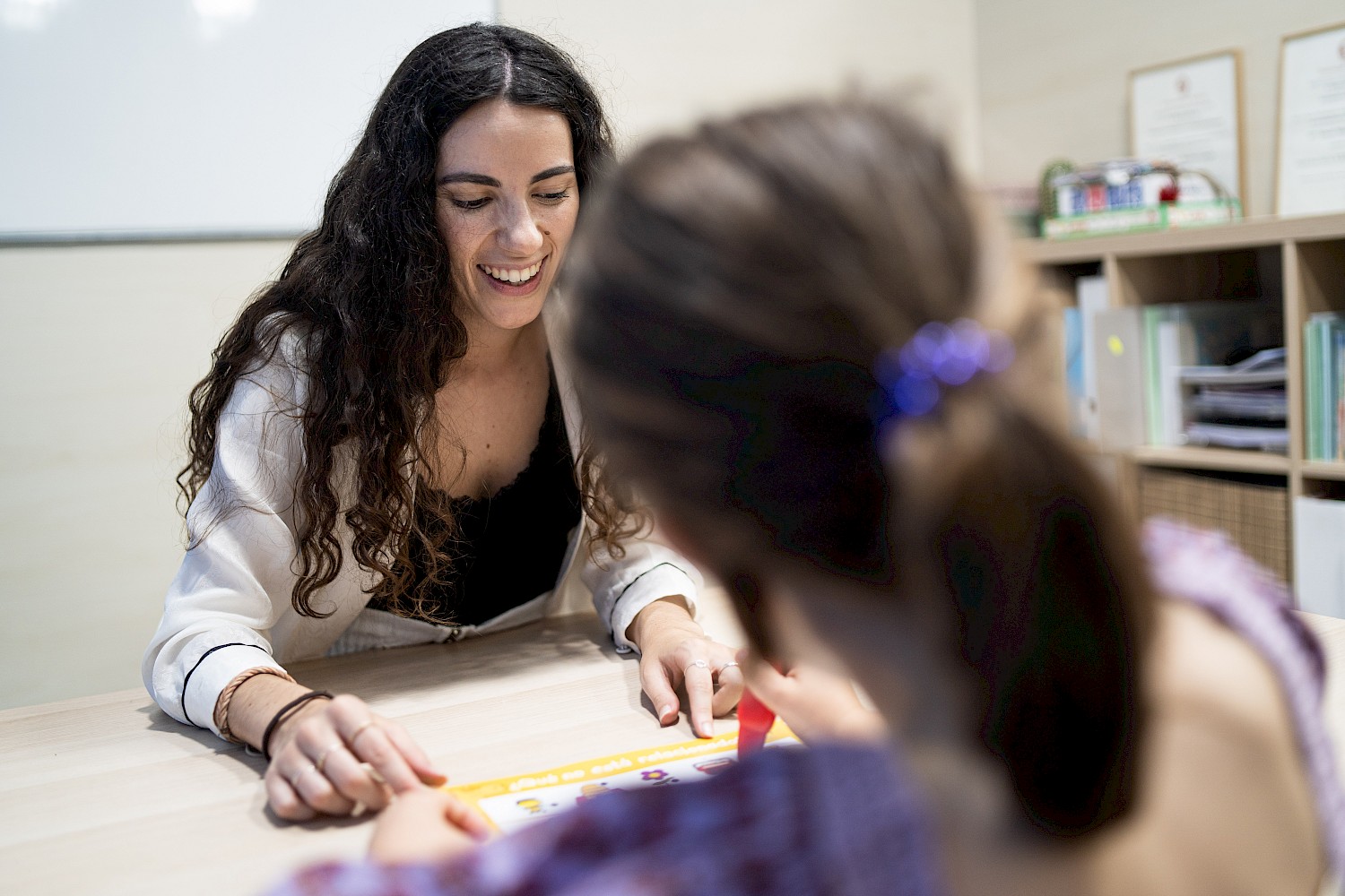 Mujer sonriendo a una niña