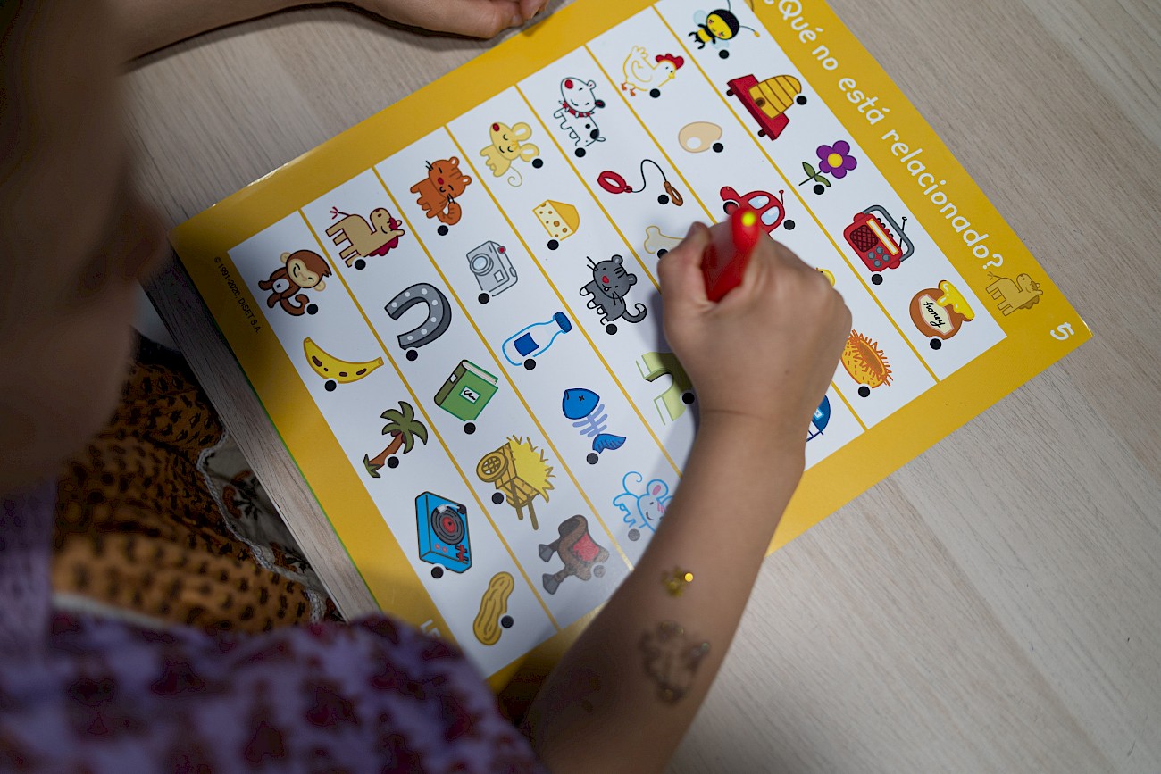 Mujer sonriendo y jugando con una niña